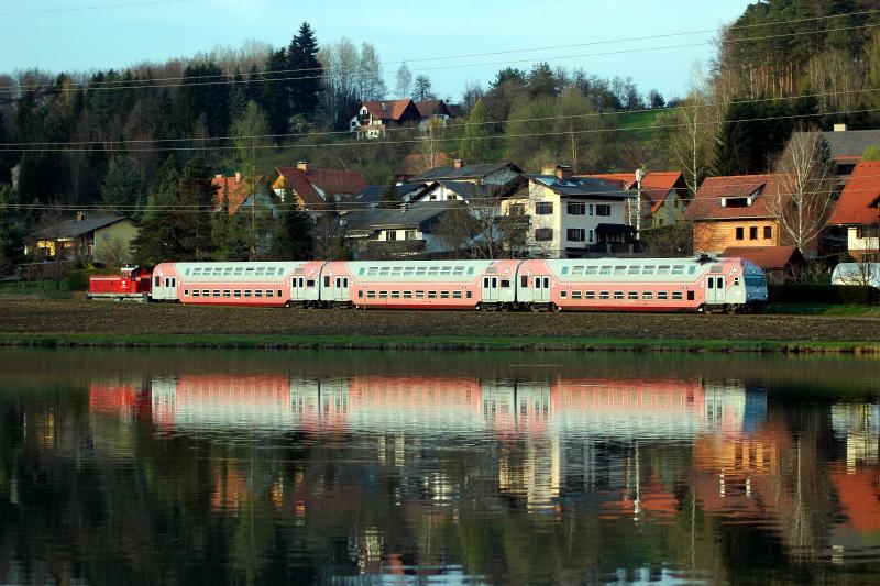 R 8575 der GKB am 14.4.05 bei den Kressteichen kurz nach der Bezirkshaupstadt Deutschlandsberg