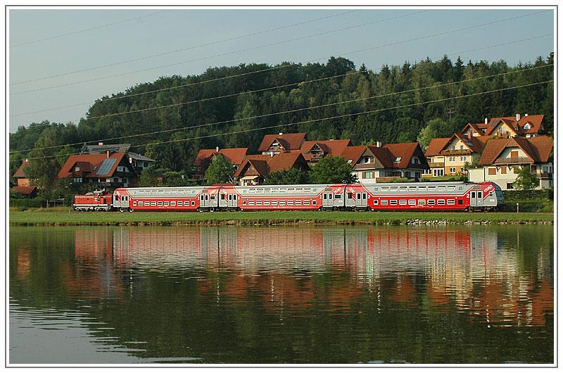 R 8575 von Graz nach Wies am 27.6.2006 kurz nach Deutschlandsberg bei den Teichen in Kressbach. Die private GKB war brigens die erste Bahnverwaltung in sterreich, die 1993 Doppelstockwaggons in sterreich inDienst stellte.