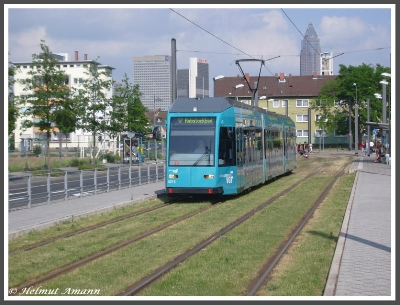 R-Triebwagen 007 als 1. Zug der Linie 17 in Fahrtrichtung Rebstockbad am 31.05.2008 bei Abfahrt an der Haltestelle Leonardo-da-Vinci-Allee. Halbrechts �ber dem Stra�enbahntriebwagen ist der 257 Meter hohe Messeturm zu sehen.