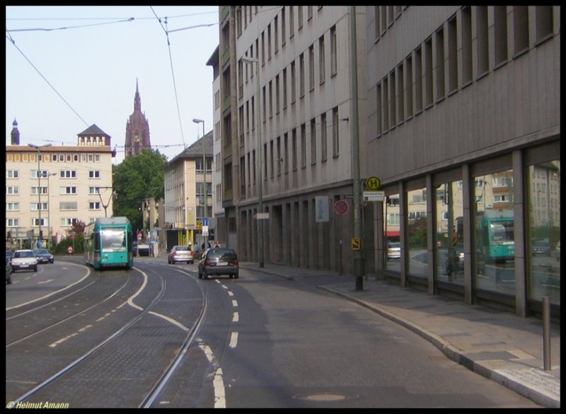 R-Triebwagen 037 als 5. Zug der in der Zeit vom 31.07. bis 18.08.2006 verkehrenden Interimslinie 10 zur Rebst�cker Stra�e am 15.08.2006 kurz vor der Haltestelle Willy-Brandt-Platz.