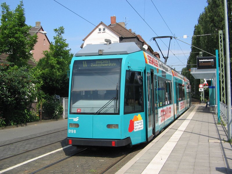 R-Wagen 019 am 27.06.06 an der Endhaltestelle Schie�h�ttenstra�e in Fechenheim der Linie 11.