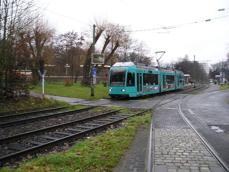 R Wagen 024 auf der Linie 14 verlsst die Haltestelle Lousia Richtung Neu-Isenburg.