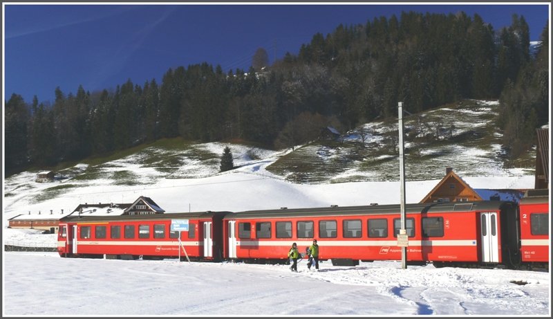 R1137 mit ABt 142 bei der Haltestelle Kilift Alpsteinblick bei Gonten. (08.12.2008)