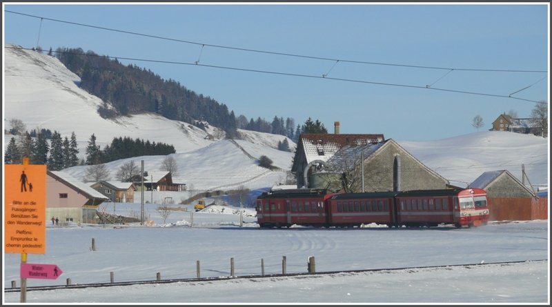R1137 saust durch die verschneite Appenzeller Winterlandschaft Richtung Wasserauen, hier kurz vor Gonten. (08.12.2008)