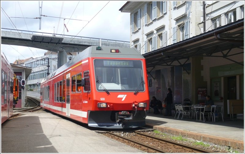 R137 aus Le Noirmont nach Tavannes mit Be 2/6 633 fhrt in Tramelan ein. (16.05.2009)