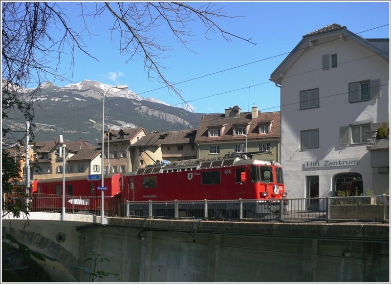 R1429 nach Arosa mit Ge 4/4 II 616  Filisur  hat den Strassenbahnbereich der Stadt Chur beim Metzgertor bald hinter sich. Im Hintergrund grsst der Calanda 2856m. (01.06.2009)