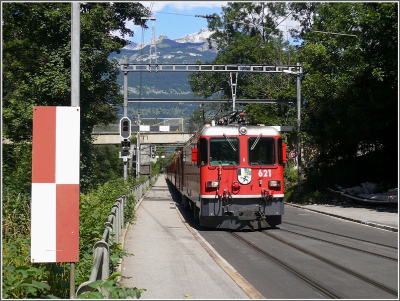 R1433 mit Ge 4/4 II 621  Felsberg  beim Depot Sand in Chur. Der Mhlbach berquert im Hintergrund Bahn, Strasse und Plessur. (20.07.2009)