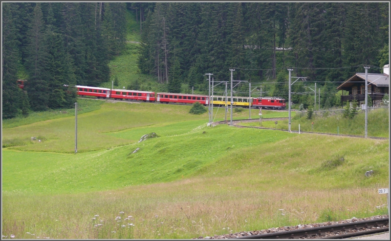 R1436 nhert sich der Station Litzirti. Er fhrt hinter der Lok den vierachsigen Aussichtswagen und an dritter Stelle den Steuerwagen. (12.07.2009)