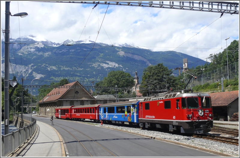 R1440 Ge 4/4 613  Domat/Ems  beim Depot Sand in Chur. Im Hintergrund, der mitten im Sommer frischverschneite Calanda.(19.07.2009)