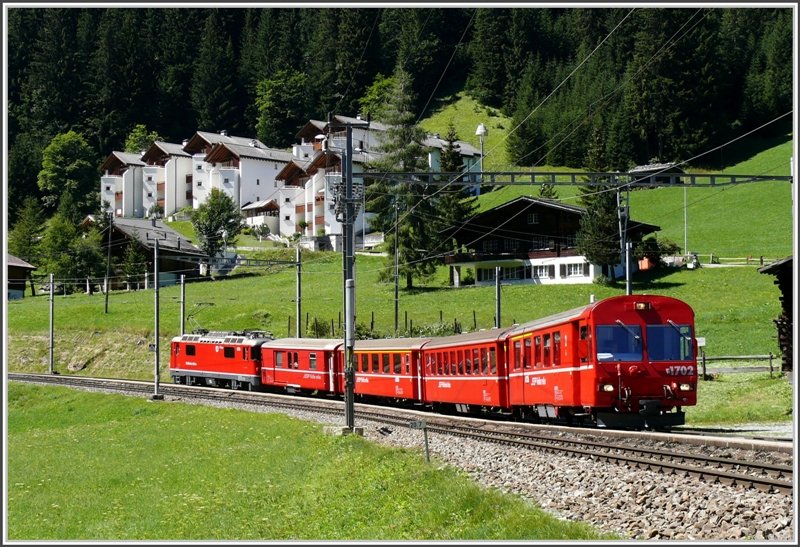 R1440 mit Steuerwagen 1702 hat in Litzirti eine Kreuzung mit dem Gegenzug. (24.08.2008)