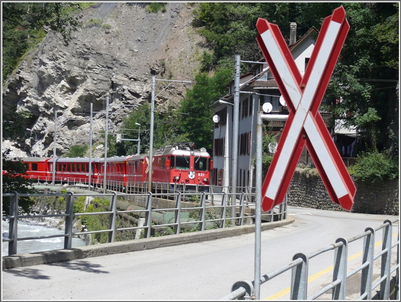 R1441 mit Ge 4/4 II 621  Felsberg  passiert die ehenmalige Haltestelle Sassal, die wegen des brckelnden Felsens im Hintergrund, aufgegeben wurde. (19.07.2009)