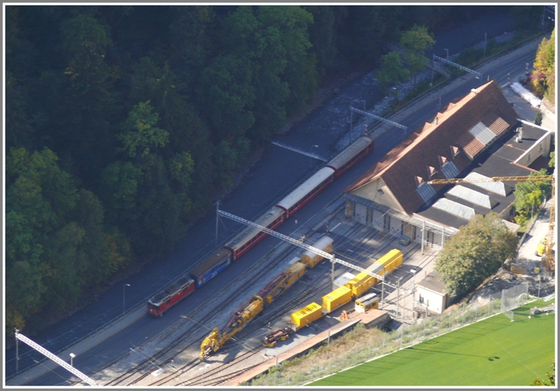 R1441 nach Arosa und das von einer Gleisbaufirma genutzte ehemalige Depot Sand aus der Vogelperspektive. (Wanderweg Maladers-Mittenberg-Chur) (11.10.2009)
