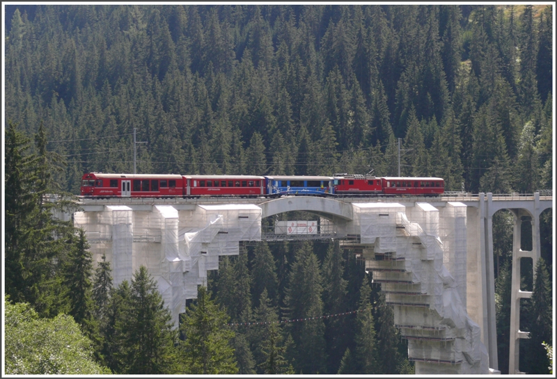 R1448 berquert den verpackten Langwieser Viadukt. (17.08.2009)