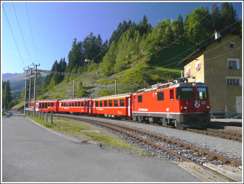 R1457 mit Ge 4/4 II 617  Ilanz  fhrt in Langwies ein. (30.08.2009)