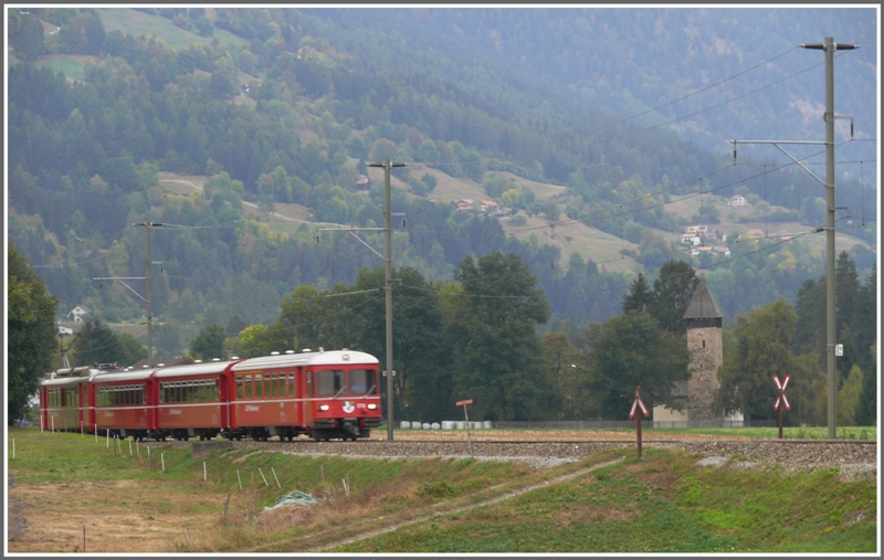 R1547 mit Steuerwagen 1715 bei Cazis. (08.10.2009)
