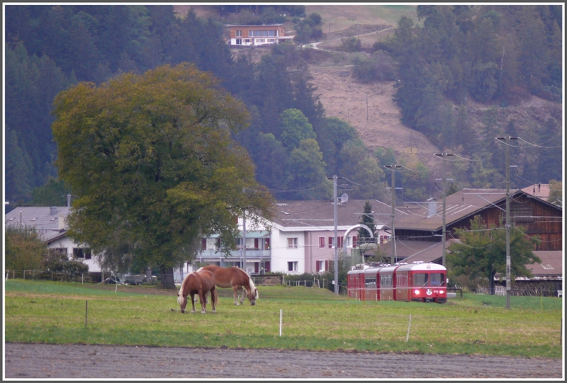 R1547 mit Steuerwagen 1715 bei Cazis. (08.10.2009)