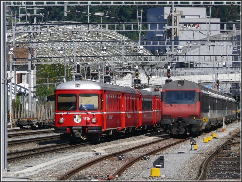 R1551 nach Thusis verlsst soeben Chur und ein unmittelbarer Vergleich zwischen dem SBB und RhB Steuerwagen drngt sich auf. (24.08.2008)