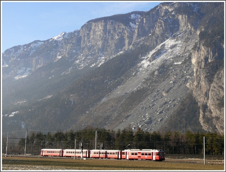 R1552 bei Felsberg, das Dorf mit dem Felssturz im Hintergrund. (30.01.2009)