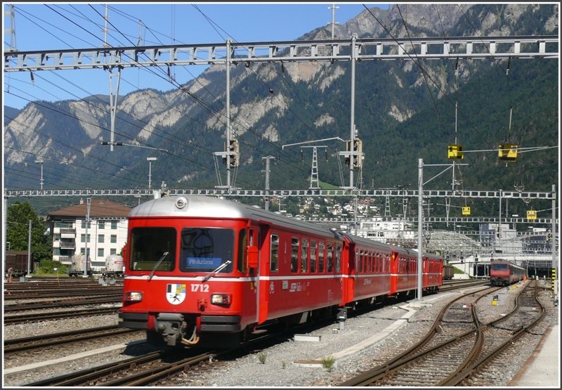 R1553 nach Rhzns mit Be 4/4 Pendel fhrt aus Chur aus. (24.08.2008)