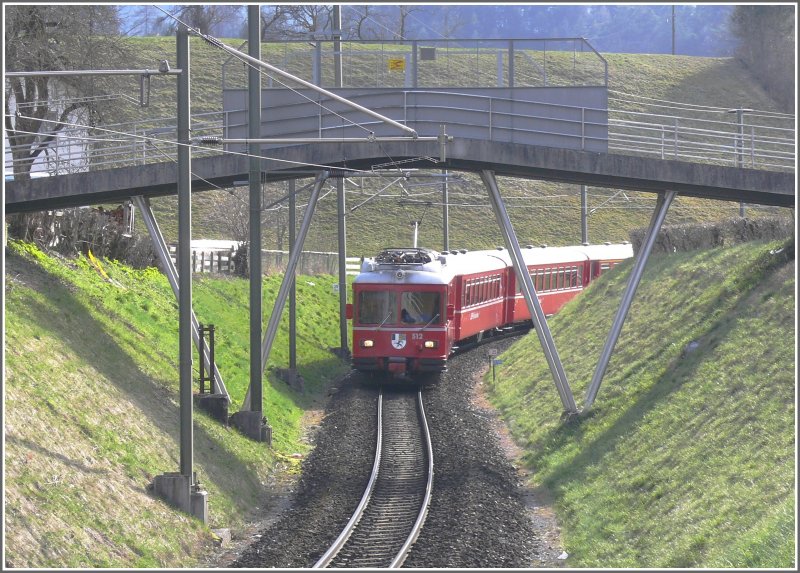 R1556 mit Be 4/4 512 unterfhrt die Brcke bei Campagna zwischen Bonaduz und Reichenau-Tamins. Diese wird vor allemm von Bikern, Wanderern und landwirtschaftlichen Fahrzeugen benutzt. (05.04.2008)