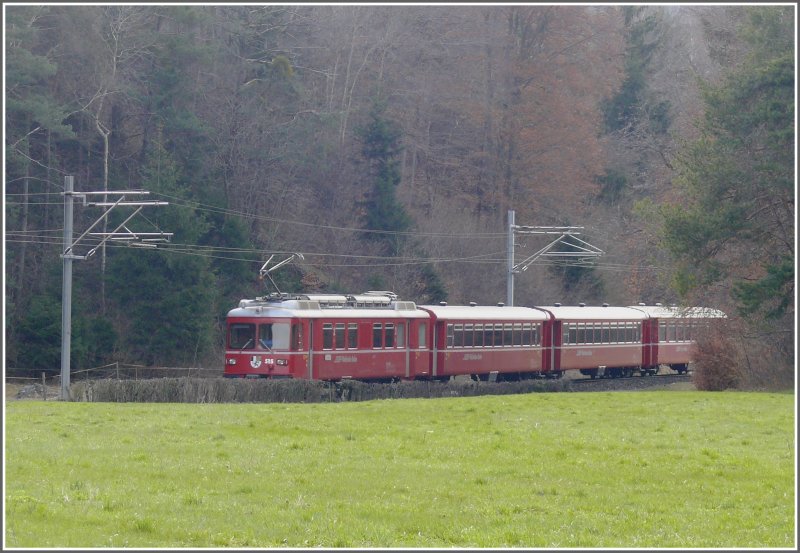 R1557 nach Thusis mit Be 4/4 515 am Zugschluss hat bald die erste grssere Steigung zwischen Reichenau-Tamins und Bonaduz berwunden. (05.04.2008)
