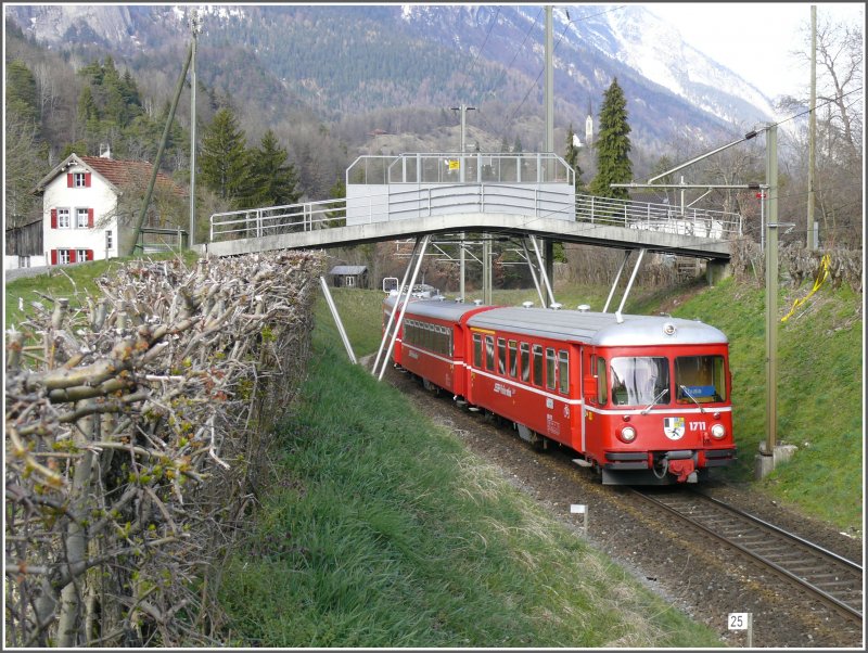 R1557 nach Thusis mit Steuerwagen 1711 befindet sich zwischen Reichenau-Tamins und Bonaduz. (05.04.2008)