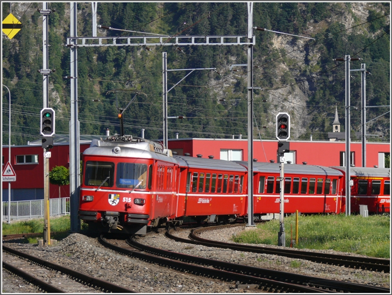 R1559 mit Be 4/4 legt sich bei Bonaduz in die Kurve. (19.07.2009)