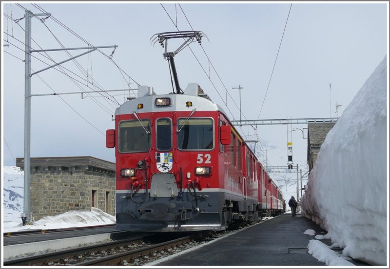 R1617 mit ABe 4/4 III 52  Brusio  an der Spitze hat die Passhhe erreicht. Die Sonne scheint noch und die Schneemauern zeugen vom schneereichen Winter in Ospizio Bernina. Der Wind, der uns empfngt ist aber bissig kalt, also schnell zum Kaffee ins Bahnhofbuffet. (23.04.2009)