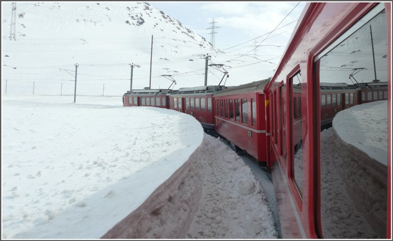 R1621 im Aufstieg zur Bernina Passhhe. Die Schneemauern werden immer hher. (02.03.2009)
