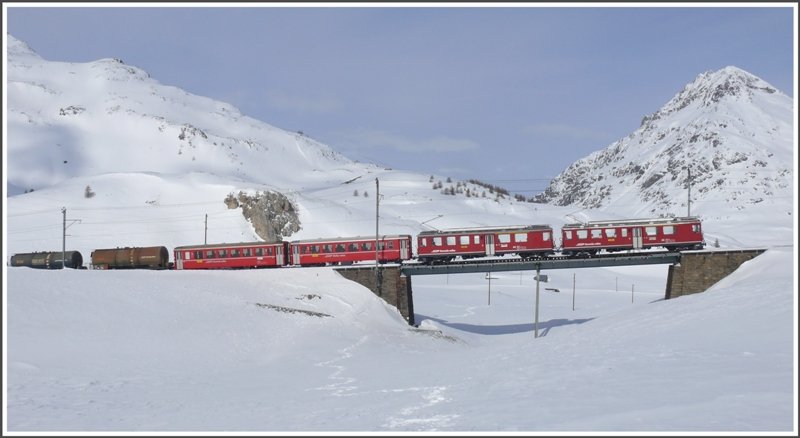 R1621 mit ABe 4/4 II 42 und 44 passiert soeben die obere Berninabachbrcke vor der Kulisse des Piz Albris 3165m. Die Bahn befindet sich hier auf rund 2150m /M. (10.03.2009)