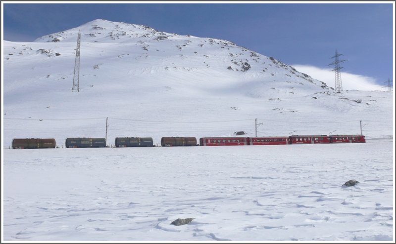 R1621 mit ABe 4/4 II 42 und 44 steigt vor dem Piz Lagalb Richtung Passhhe hinauf. Am Schluss werden vier leere Kesselwagen nach Miralago mitgefhrt. (10.03.2009)