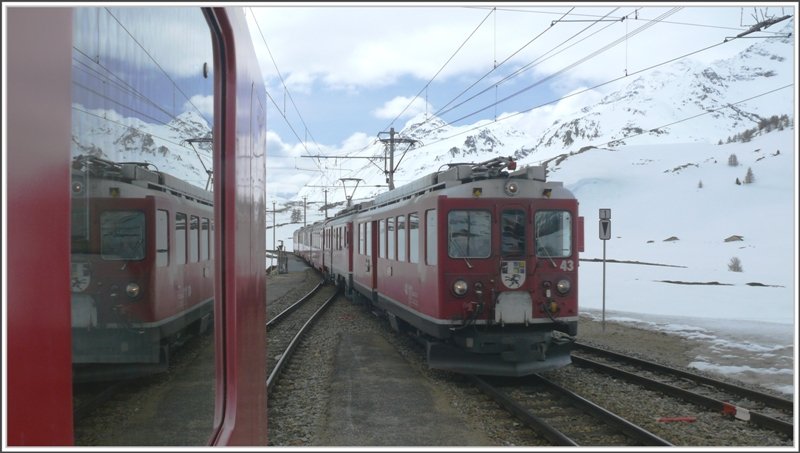 R1621 trifft R1636 mit ABe 4/4 II 43 in Bernina Lagalb. (06.05.2009)