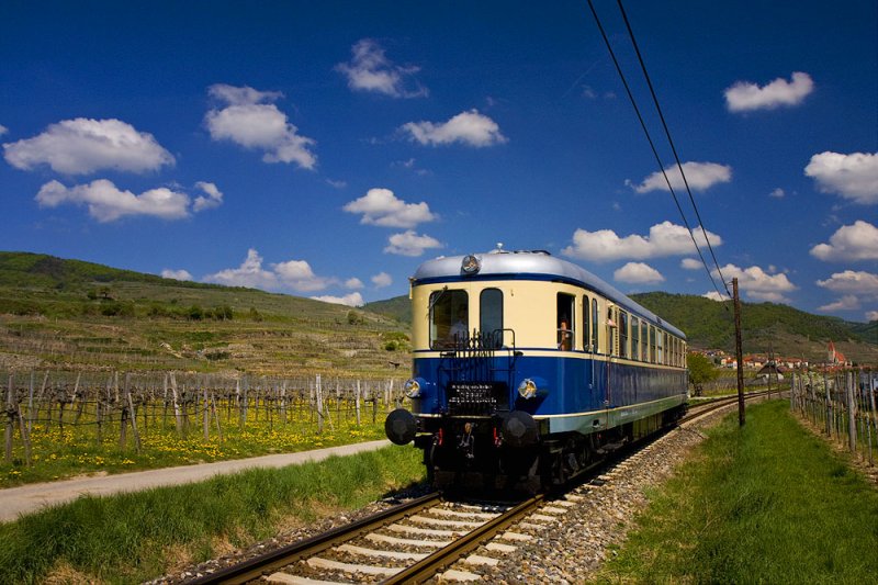 R16260 (Wien Sbdbhf - Spitz a.d.Donau) nahe Weissenkirchen.19.4.2009