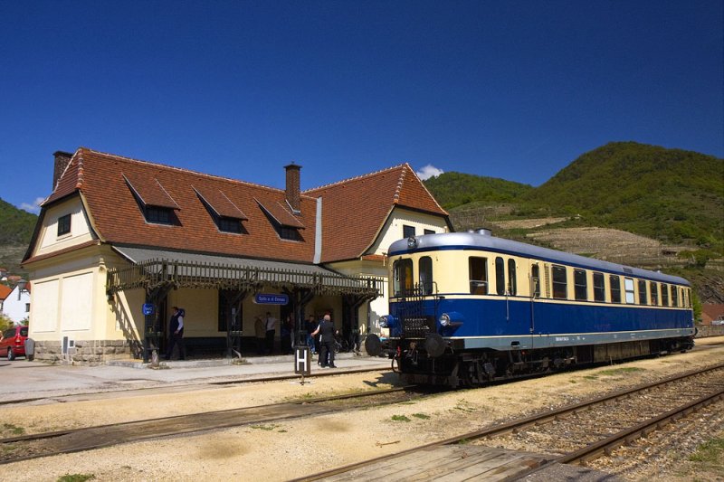 R16260 (Wien Sbdbhf - Spitz a.d.Donau) mit dem 5042 im Zielbahnhof. 19.4.2009