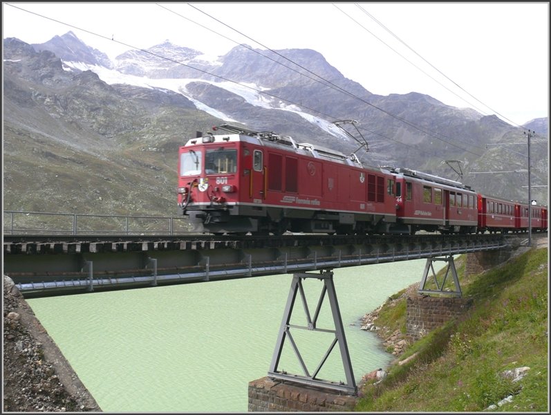 R1627 mit Gem 4/4 801  Steinbock  und ABe 4/4 II 44 kurz hinter Ospizio Bernina berquert einen Auslufer des Lago Bianco. (10.09.2008)