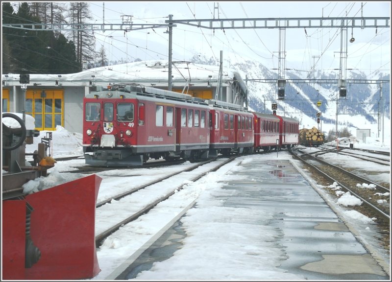 R1633 fahrt in Pontresina ein. (02.03.2009)