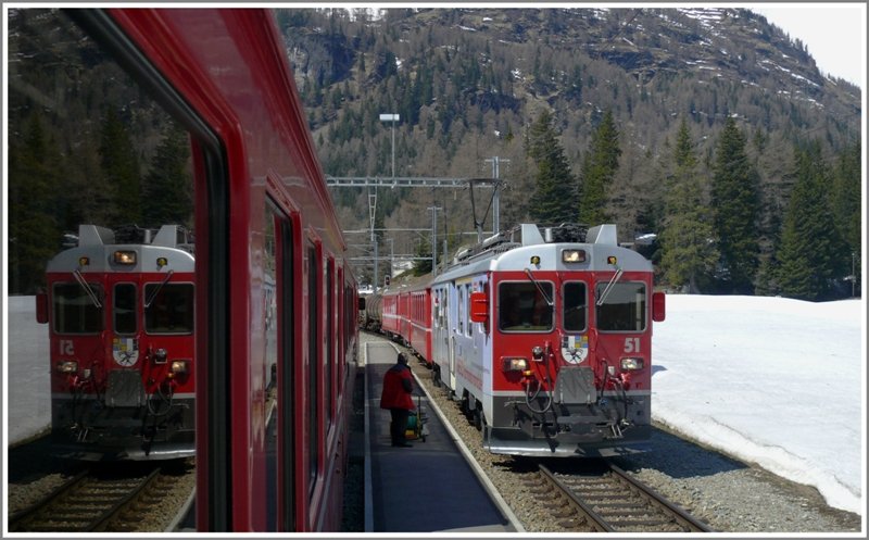 R1635 mit ABe 4/4 III 51  Poschiavo  kreuzt den R1654 in Cavaglia. (23.04.2009)