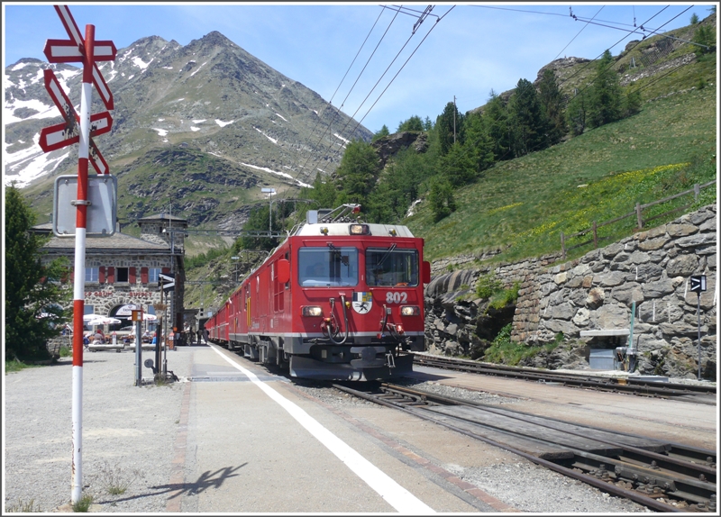 R1635 mit Gem 4/4 802 an der Spitze legt in Alp Grm eine kurze Pause ein. (18.06.2009)