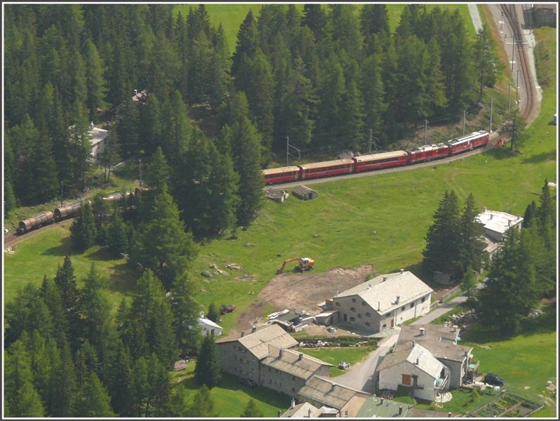 R1635 nhert sich der Station Cavaglia, die genau 400m tiefer liegt als die Alp Grm. wo ich mich befinde. Zwischen diesen beiden Stationen befindet sich noch die Ausweichstelle Stablini.
(10.09.2008)