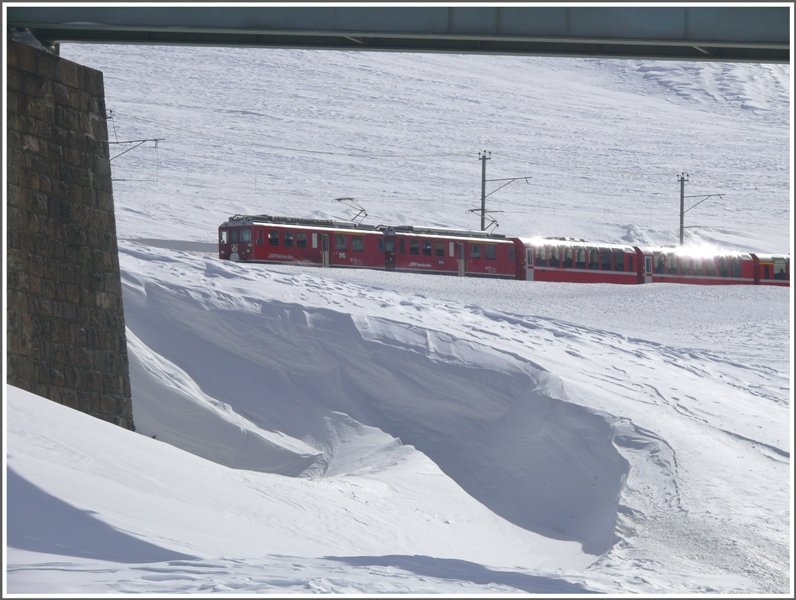 R1636 kommt vom Berninapass herunter in dem Moment als ich die obere Berninabachbrcke auf meinen Schneeschuhen unterquere. (10.03.2009)