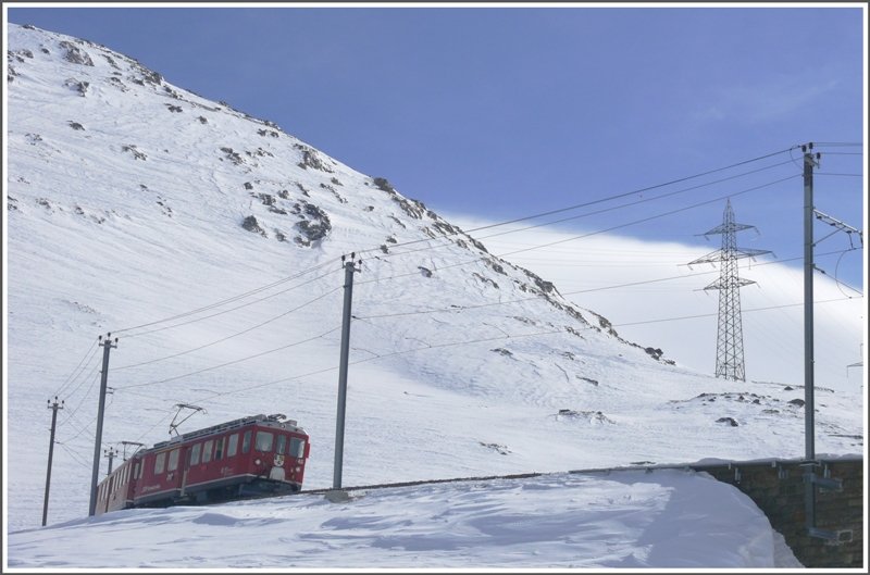 R1636 mit Abe 4/4 II 45 und 46 nhert sich der oberen Berninabachbrcke. (10.03.2009)