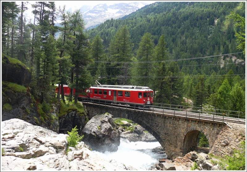 R1636 mit ABe 4/4 II 48 und Gem 4/4 802  Murmeltier  auf der Berninabachbrcke zwischen Morteratsch und der Montebellokurve. (03.07.2009)