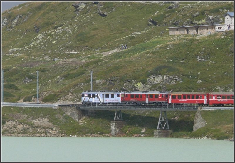 R1638 mit ABe 4/4 III 51  Poschiavo und 55  Diavolezza  erreichen in Krze Ospizio Bernina auf 2253m /M. (10.09.2008)