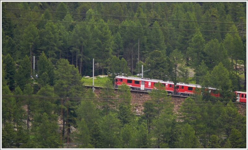 R1641 bei der Montebellokurve oberhalb Morteratsch. Die Querstriche stammen von der Fahrleitung der Linie im Talboden. (03.07.2009)