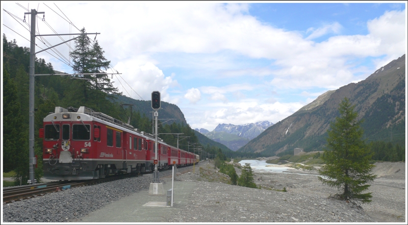 R1641 mit ABe 4/4 III 54  Hakone  und 53  Tirano  bei der Einfahrt in die neue Ausweichstelle Morteratsch, die neu ausserhalb der Station Richtung Surovas liegt. (03.07.2009)
