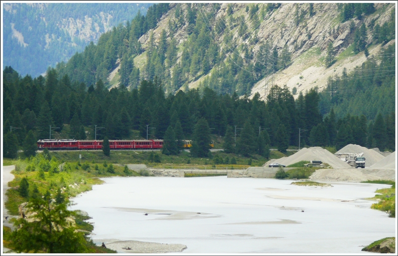 R1641 mit ABe 4/4 III 54 und 53 fahren dem Berninabach entlang von Surovas nach Morteratsch. Das Schmelzwasser des Morteratsch-, Pers- und Roseggletschers frbt das Wasser weiss, auch Gletschermilch genannt. (03.07.2009)