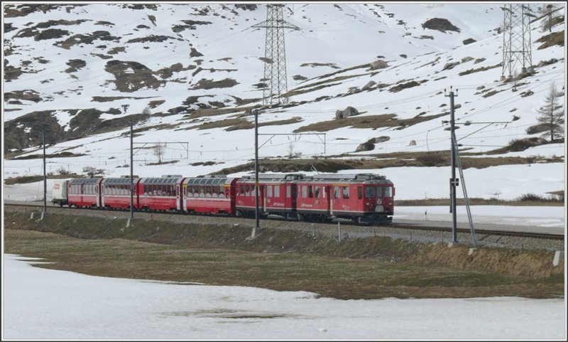 R1643 mit ABe 4/4 II 41 und ? nhert sich der Station Bernina Lagalb. (06.05.2009)