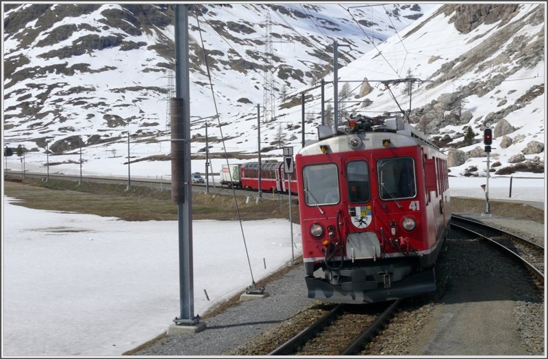 R1643 mit Triebwagen ABe 4/4 II 41 fhrt in Bernina Lagalb ein. (06.05.2009)