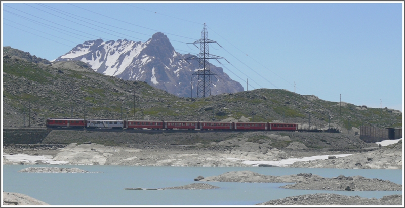 R1644 mit ABe 4/4 III 51 und 56 hat den Lago Bianco am Berninapass erreicht. (18.06.2009) 