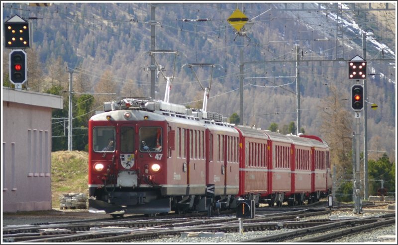 R1645 aus St.Moritz fhrt in Pontresina ein. (06.05.2009)